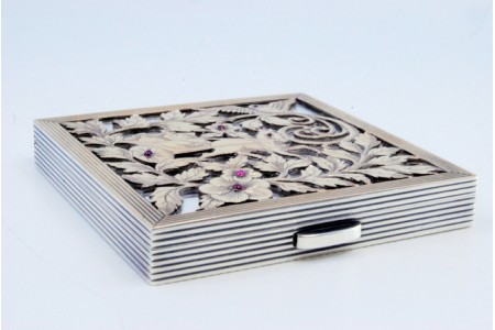 Caixa de toilette em prata e ouro, tampa vazada com figura de casal em passeio de charrete no  jardim, espelho no interior.